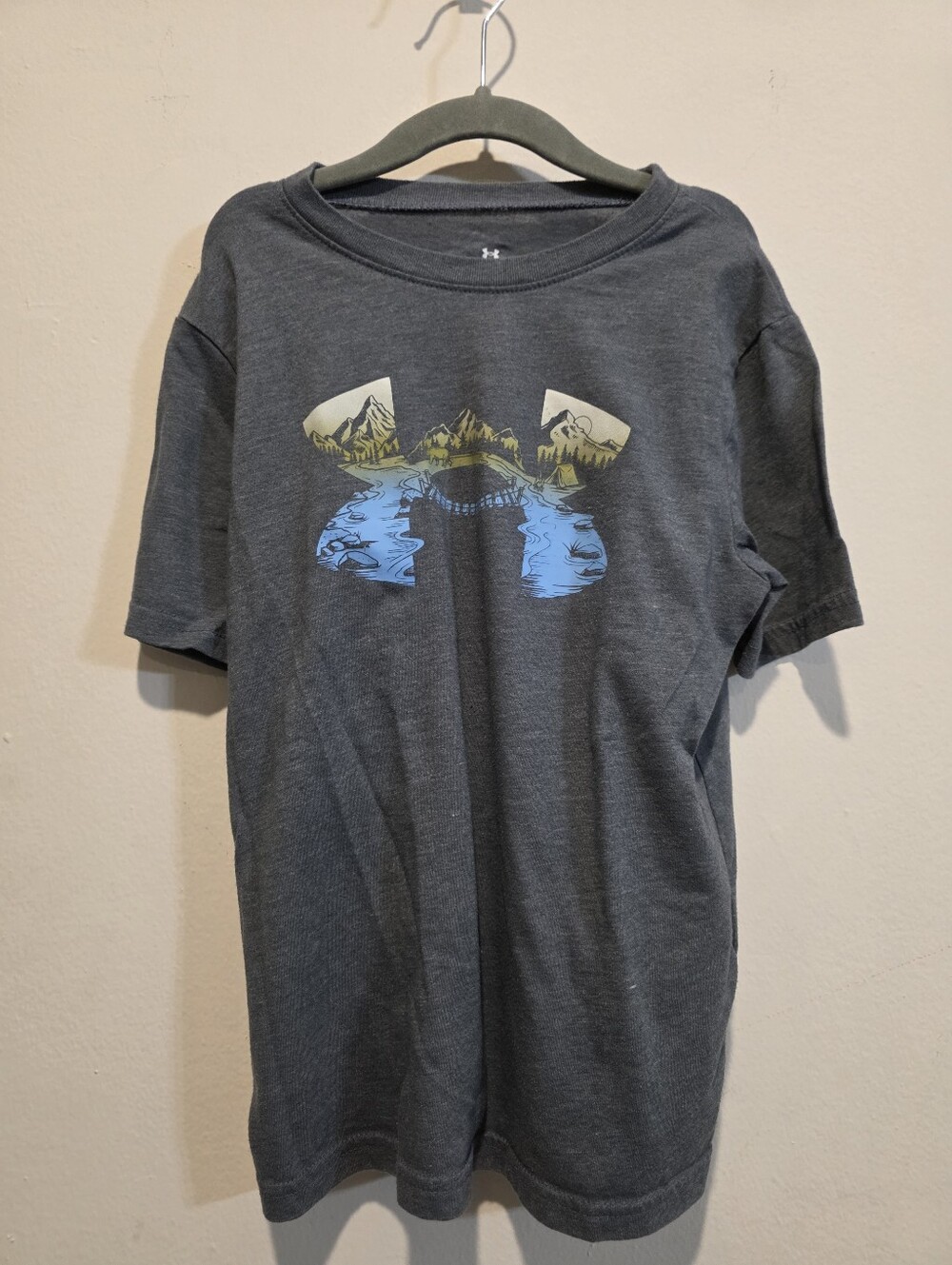 Under Armour Youth Boys Short Sleeve Graphic Tee Sz YSM Heather Gray Camping